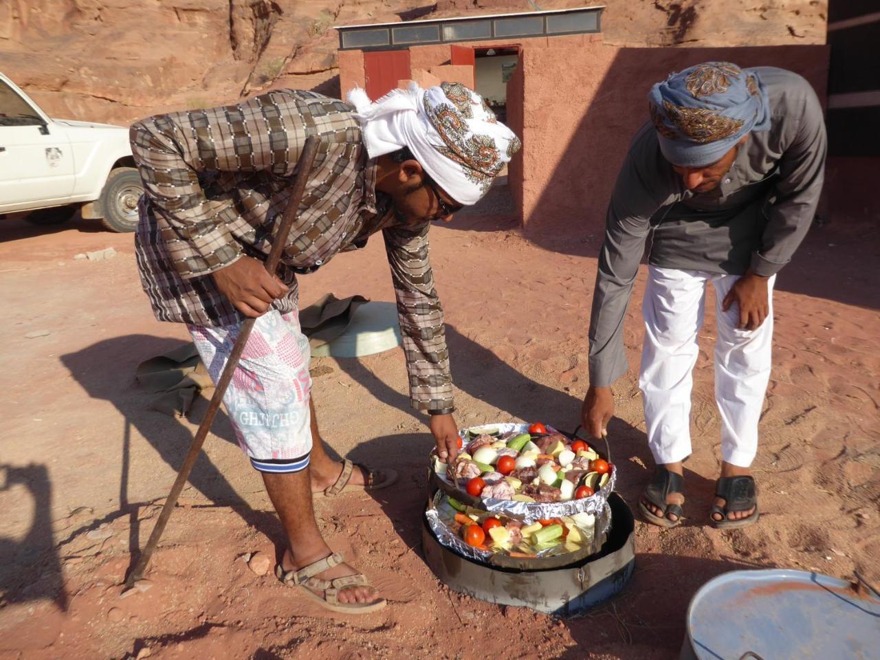 Real Bedouin Experience Tours & Camp Hotel Wadi Rum Buitenkant foto